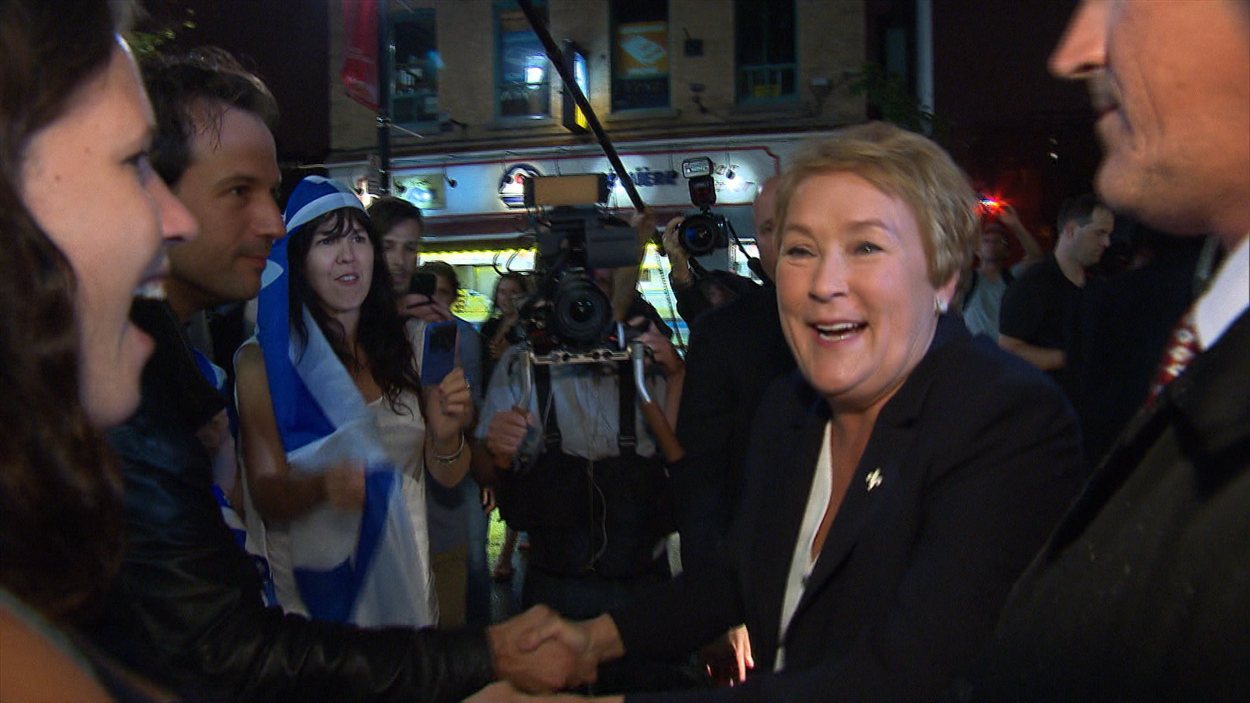 La chef du Parti québécois, Pauline Marois, a été accueillie par des militants en liesse à son arrivée au Métropolis.