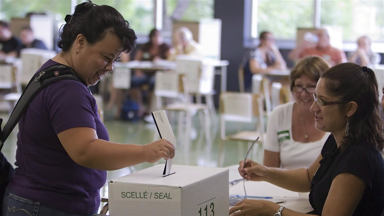Une électrice dépose son bulletin de vote dans l'urne dans la circonscription de Vanier-Les Rivières.