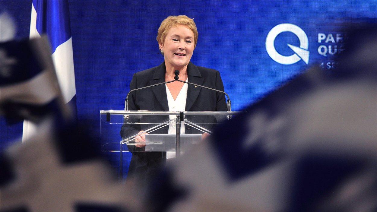 Pauline Marois, célébrant sa victoire électorale avec ses partisans
