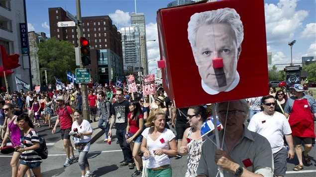 Des manifestants envahissent les rues de Montréal pour protester contre la hausse des droits de scolarité, le 22 juin 2012.