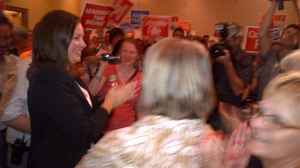 Catherine Fife arrive au quartier général du NPD dans la circonscription de Kitchener-Waterloo.