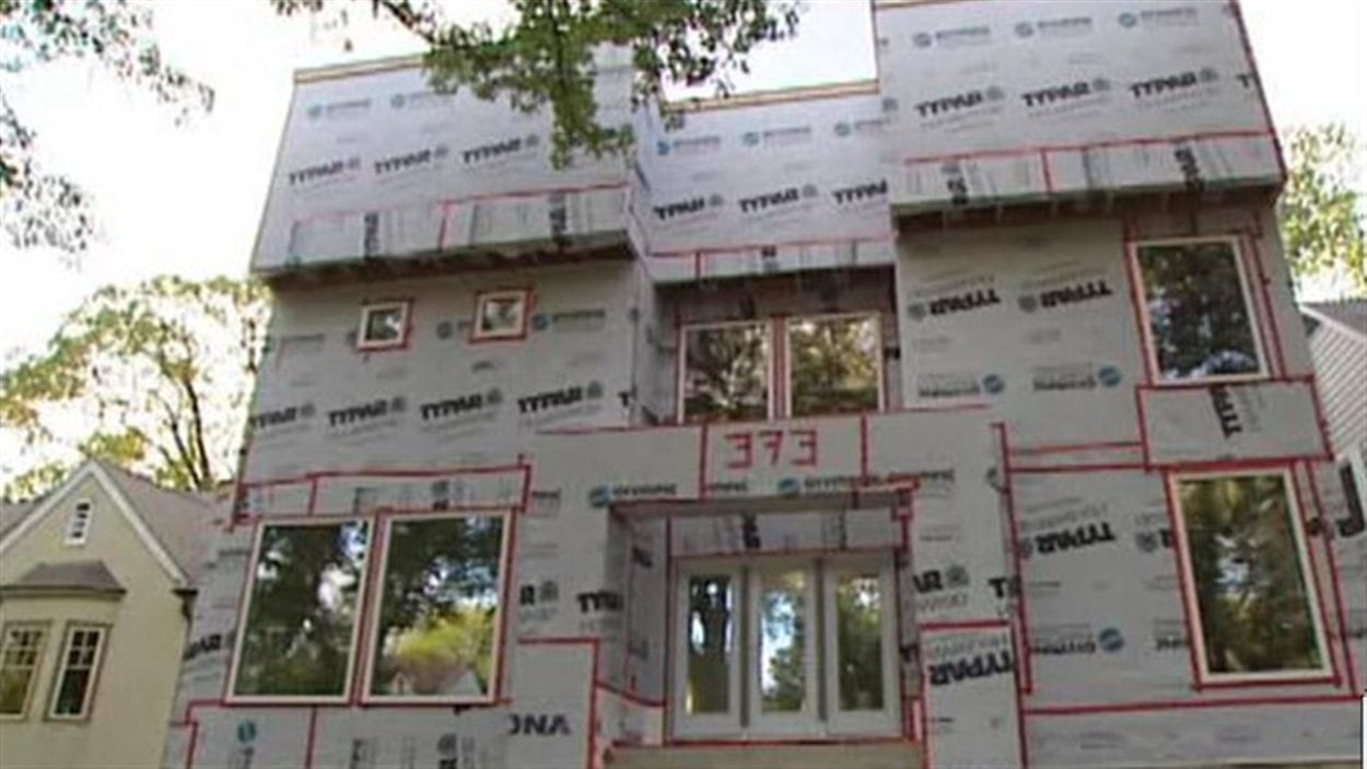 Des résidents de River Heights estiment que cette maison est trop grosse pour le quartier.