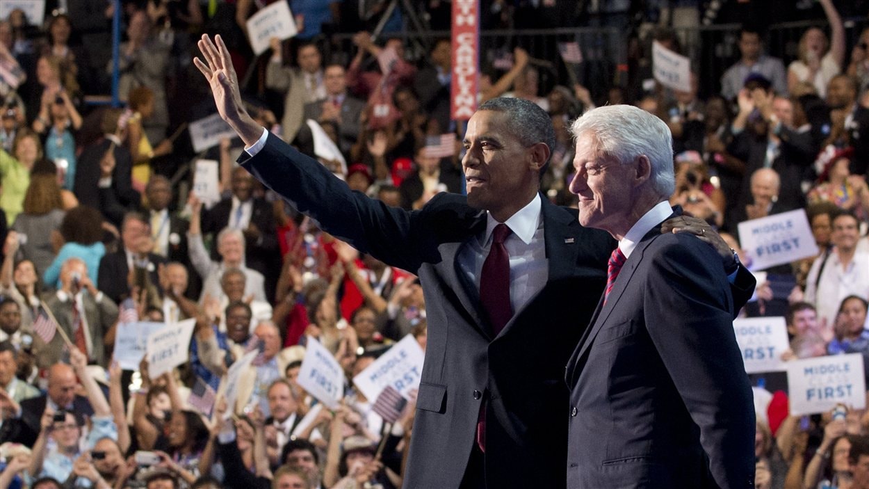 Le président sortant Barack Obama et l'ancien président américain Bill Clinton à la convention démocrate le 5 septembre 2012 à Charlotte, en Caroline du Nord.