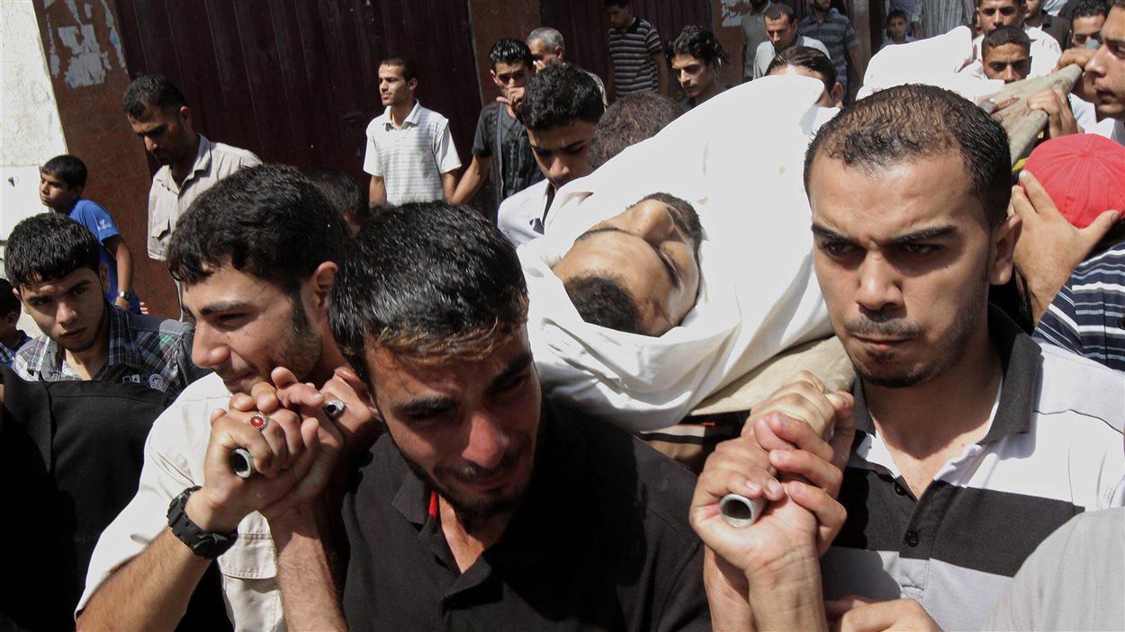 L'enterrement de l'un des Palestiniens dans le camp de refugiés de Bureij, dans la bande de Gaza