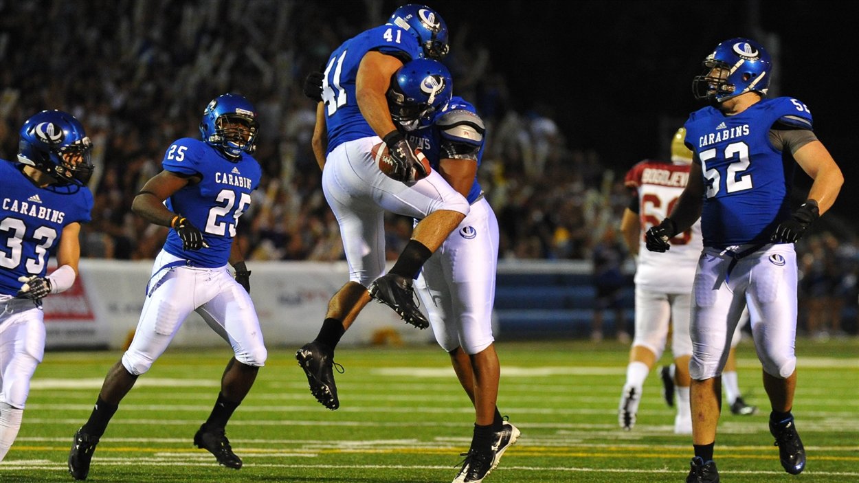 Le secondeur des Carabins, Byron Archambault (no 41) célèbre une interception.
