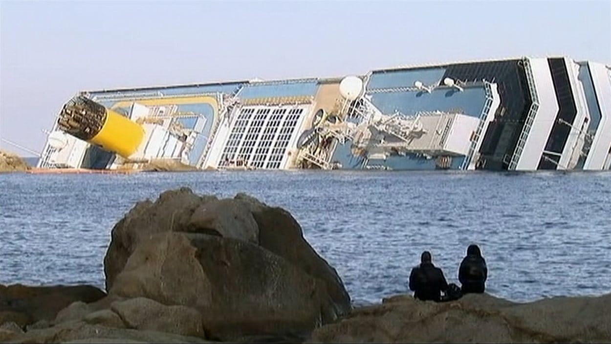 Le Costa Concordia, échoué sur les côtes de l'île italienne du Giglio le 13 janvier 2012