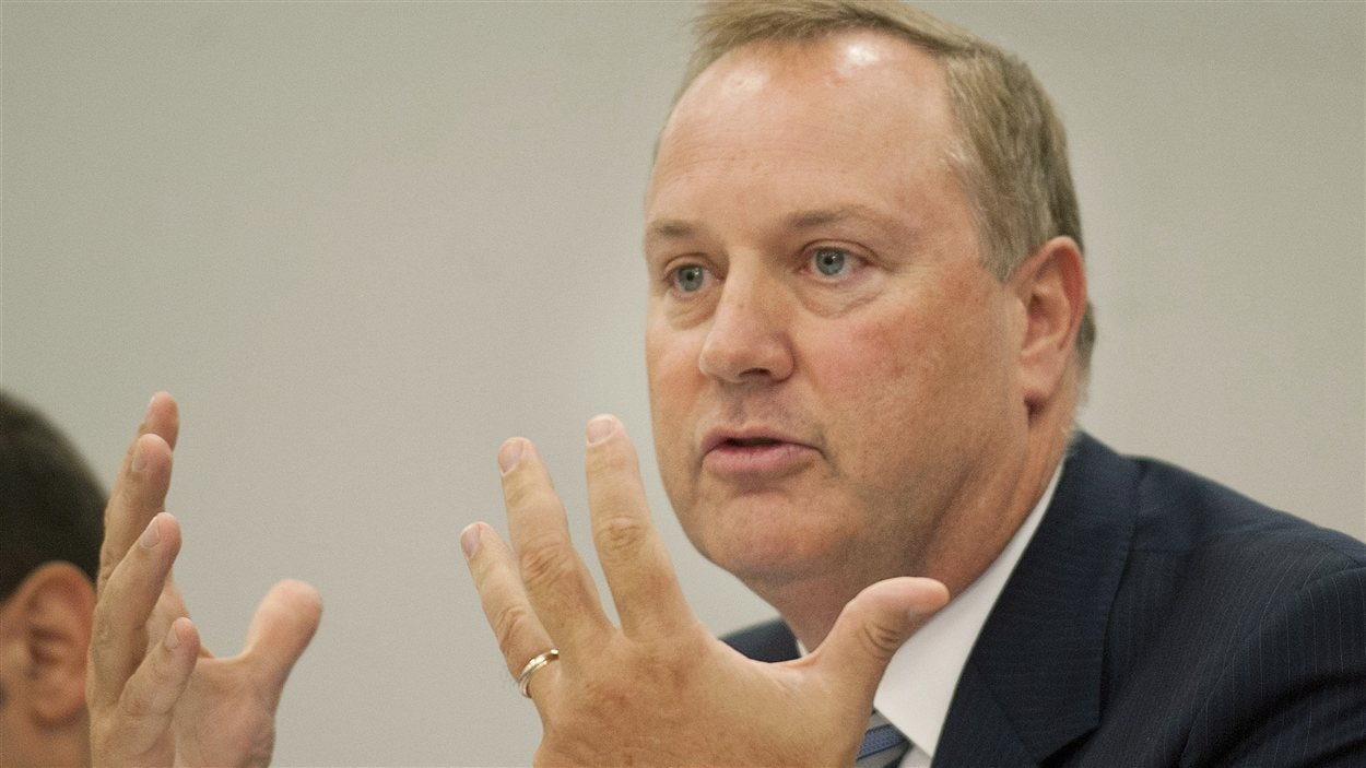Le pdg de Bell, George Cope, devant le CRTC.