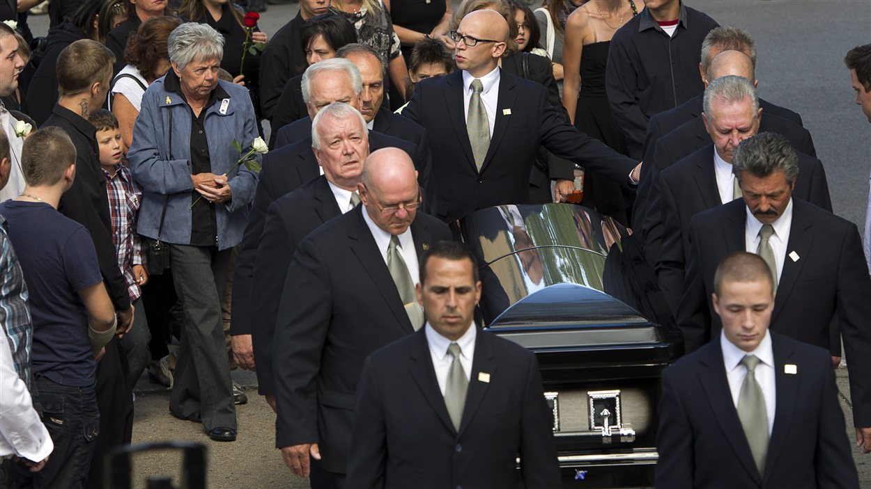 Avant le début de la cérémonie, le cercueil contenant la dépouille de Denis Blanchette est transporté dans l'église Saint-Donat, à Montréal.