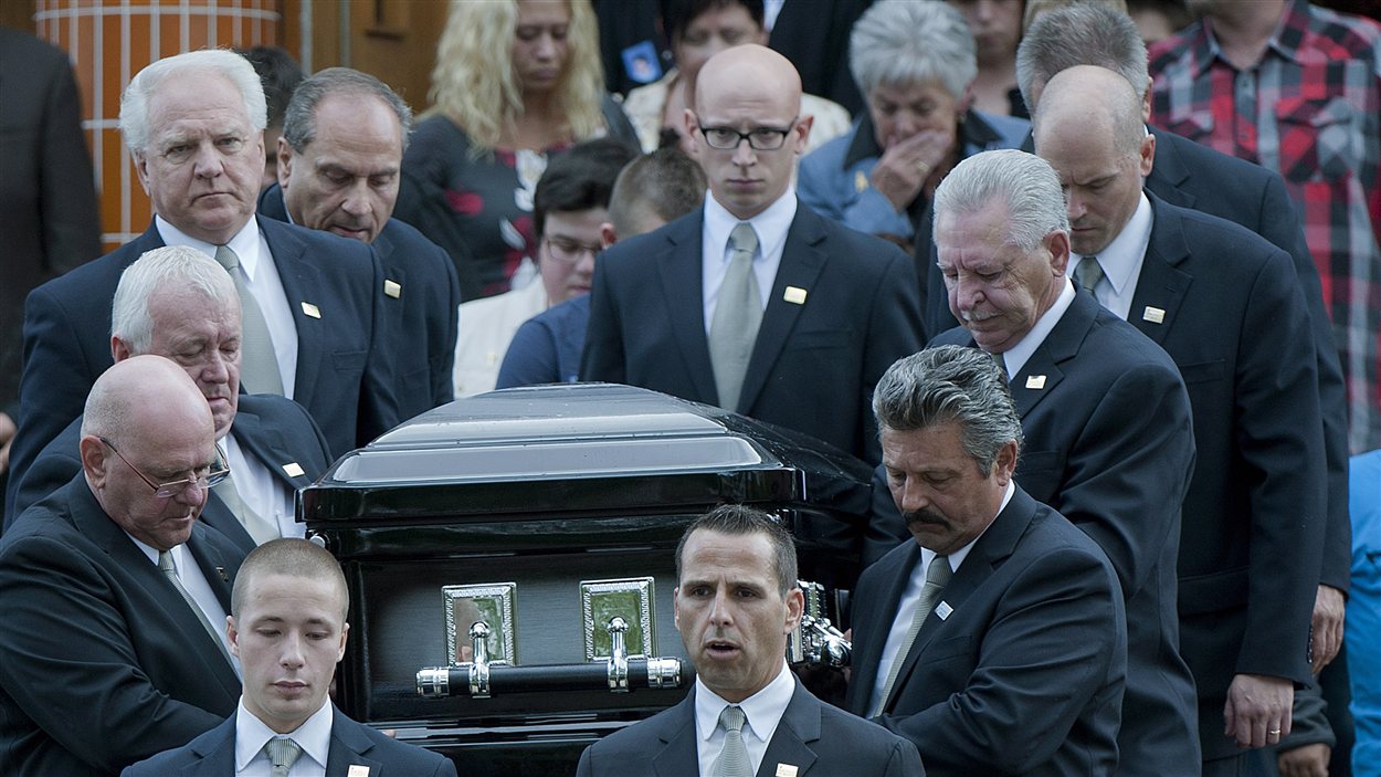 Le cercueil contenant la dépouille de Denis Blanchette à la sortie de l'église Saint-Donat après la cérémonie de commémoration nationale.