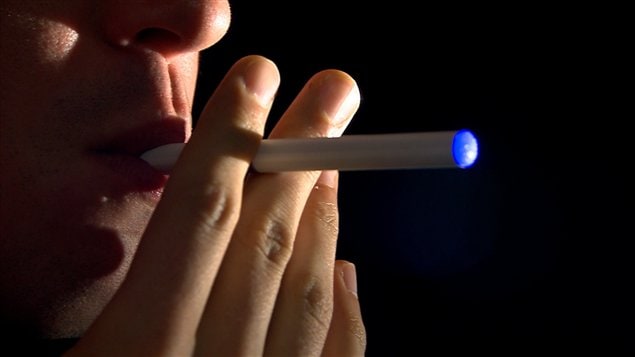 La cigarette électronique qui fait un malheur chez les adolescents pourrait leur donner le goût de la vraie cigarette.
