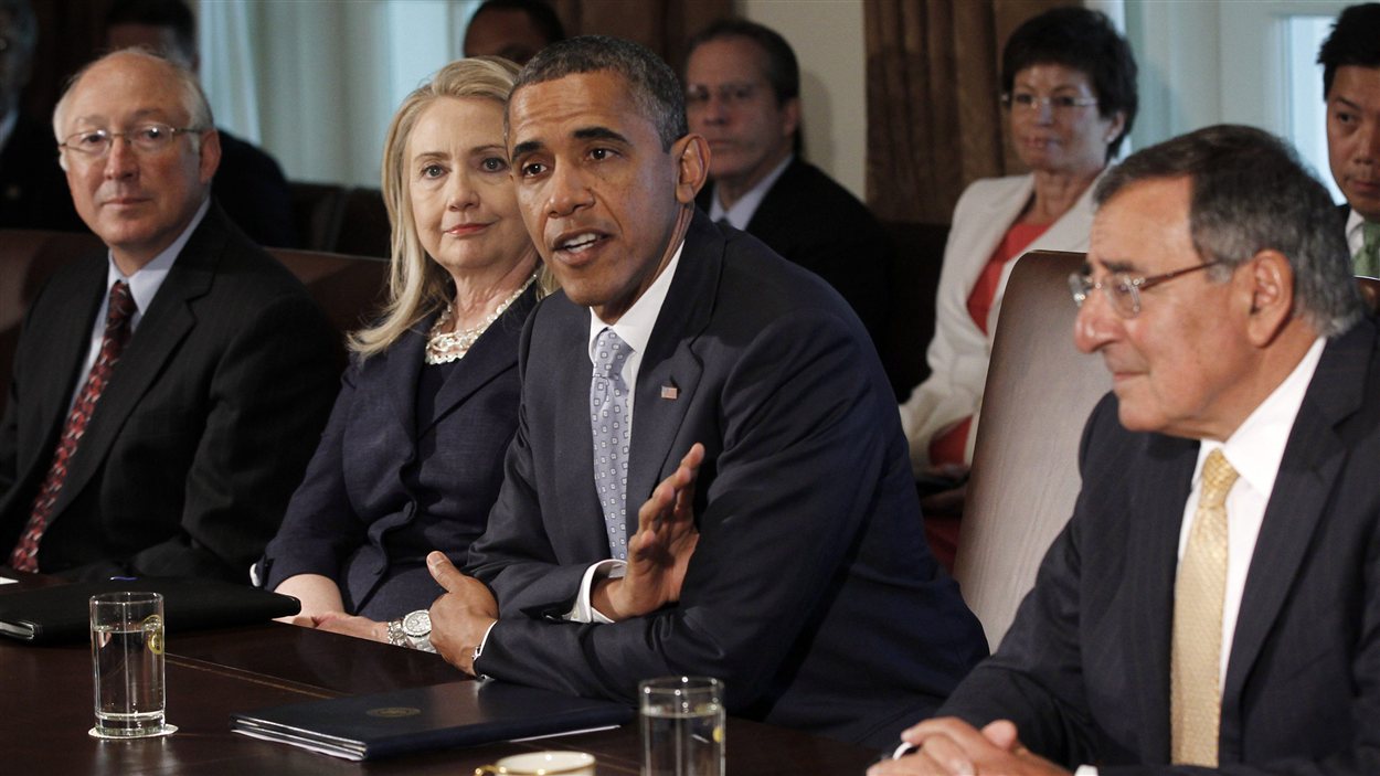Le président américain Barack Obama, sa secrétaire d'État Hillary Clinton, et le secrétaire à la Défense, Leon Panetta, lors d'une rencontre du cabinet en juin 2012.
