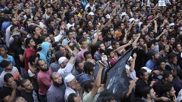 Des milliers de manifestants se sont rassemblés devant l'ambassade des États-Unis au Caire.