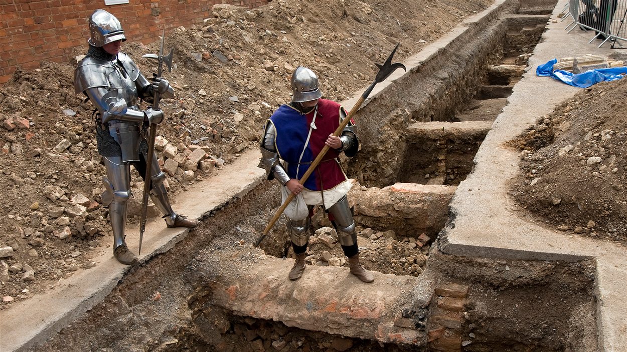 Des hommes déguisés en chevaliers posent sur le site archéologiques où les ossements potentiels de Richard III ont été découverts, à Leicester, le 12 septembre 2012
