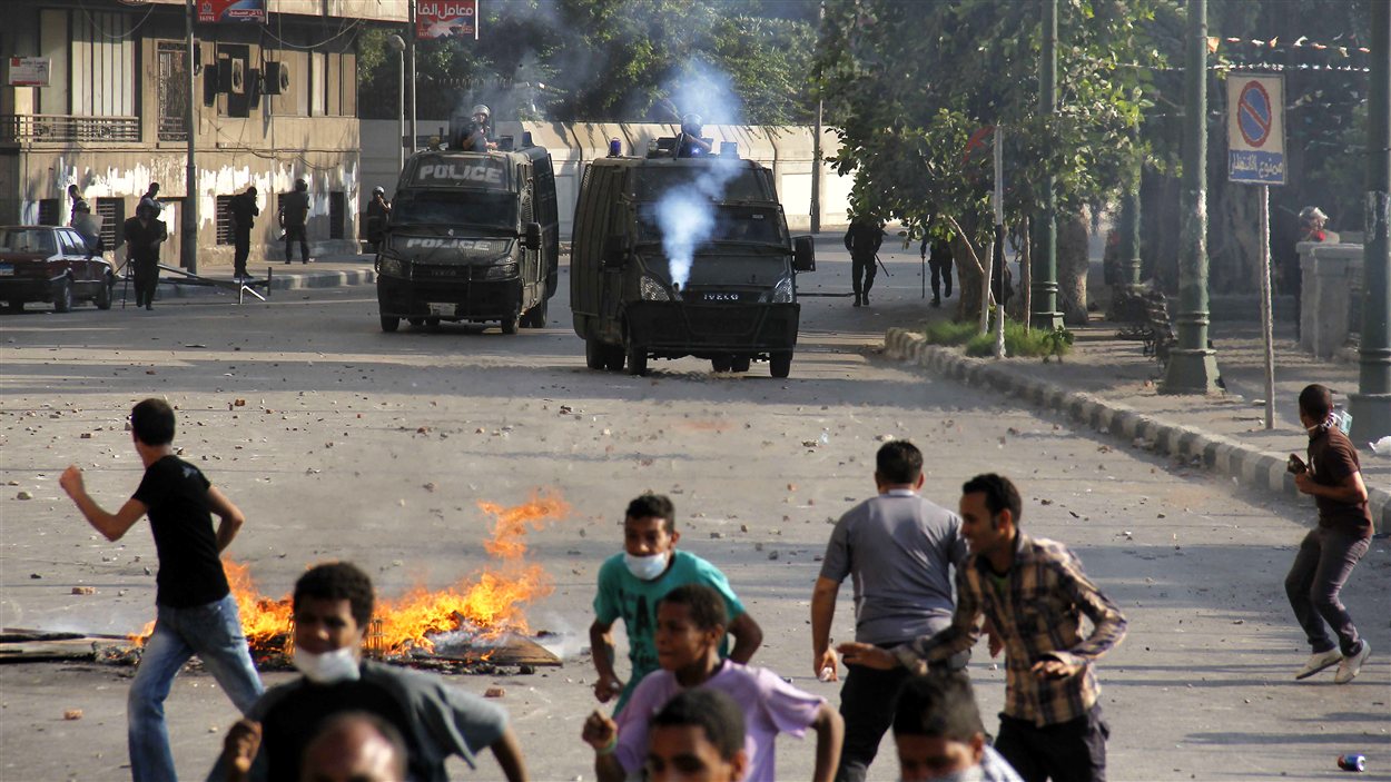 Au Caire, les policiers ont tiré des grenades lacrymogènes pour disperser les manifestants.