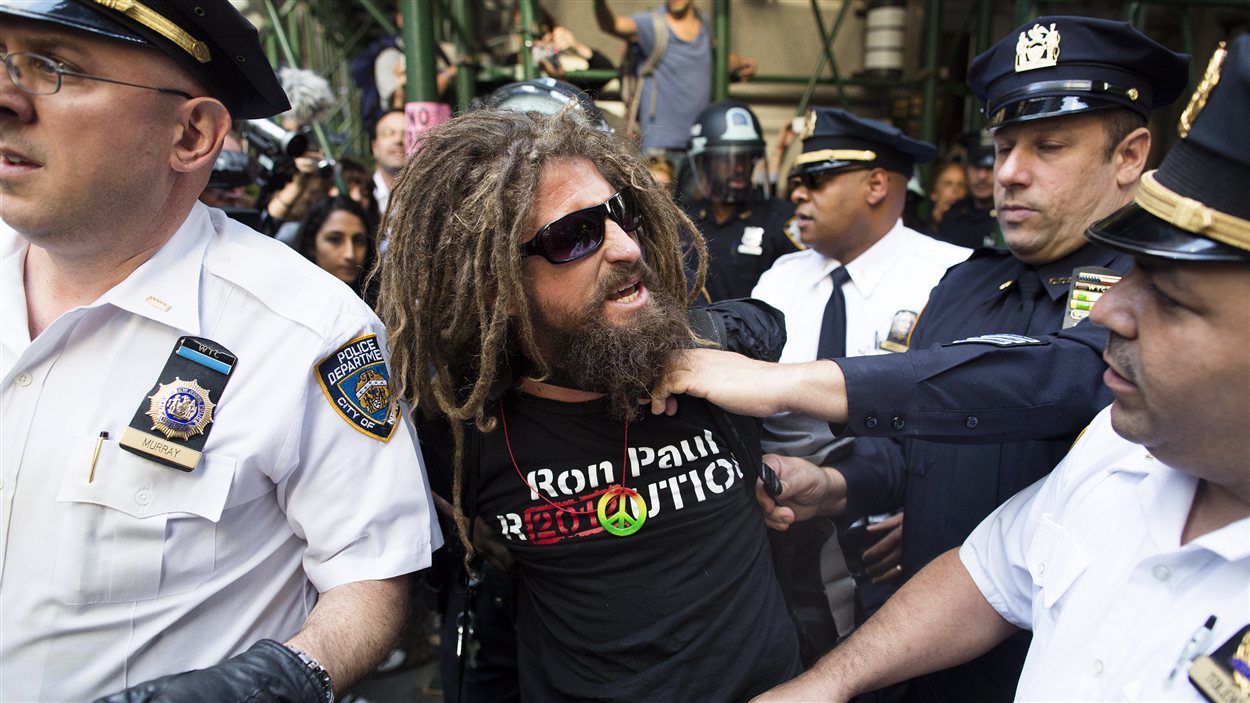 Un manifestant est amené par les policiers new-yorkais après son arrestation. 