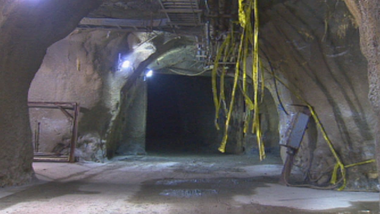 À l'entrée des galeries d'exploitation, on aperçoit des bandes jaunes qui virevoltent au vent et qui permettent d'indiquer qu'il y a de l'air qui circule à l'intérieur de la mine.