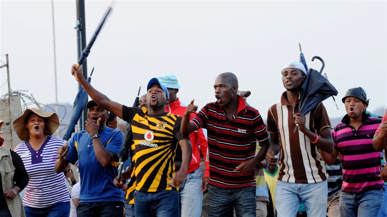 Les grévistes de la mine de platine de Marikana célébrent l'accord conclu avec la société Lonmin, mardi 18 septembre.