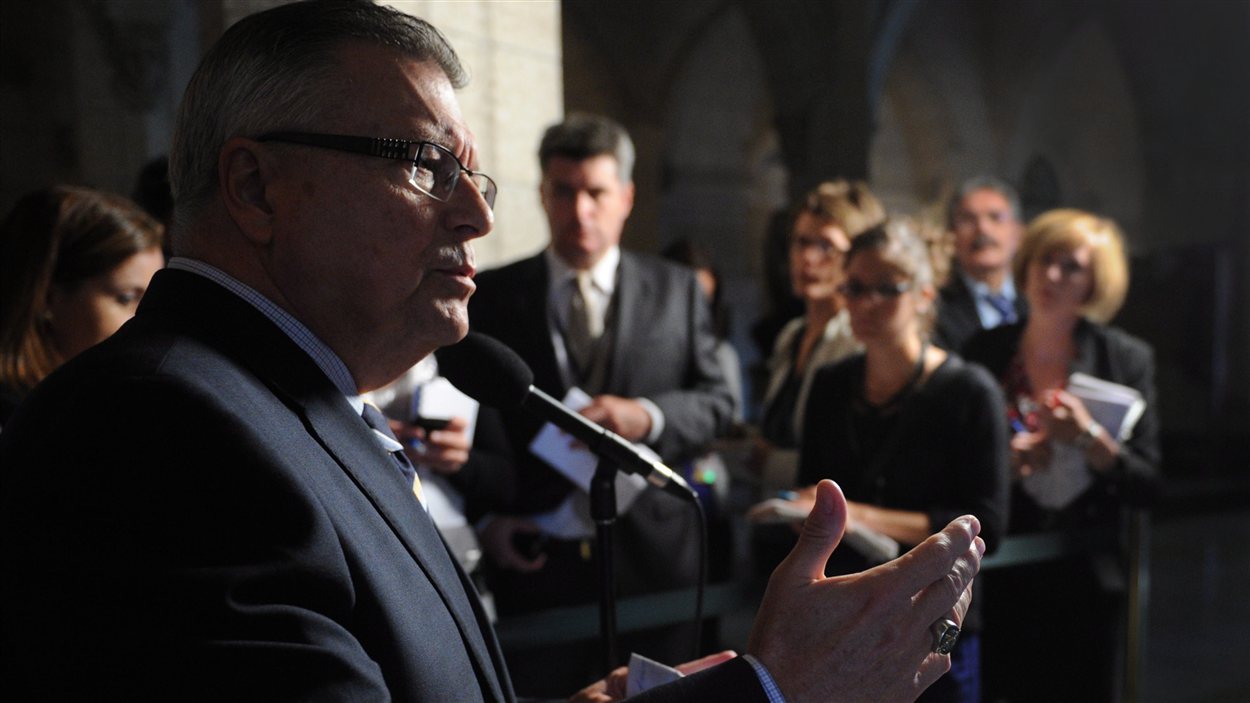Le député libéral Ralph Goodale s'adresse aux journalistes après le caucus libéral sur la colline parlementaire, à Ottawa.