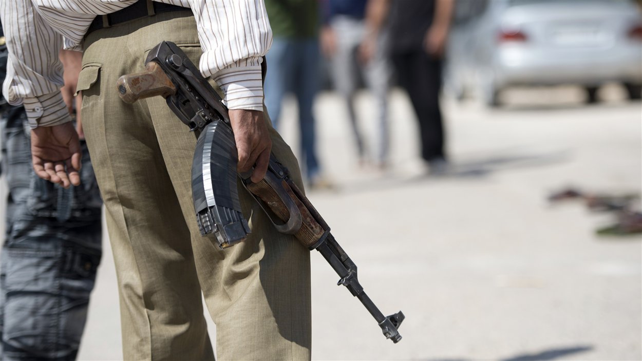 Un rebelle syrien tient un AK-47 dans une ville du nord-est de la Syrie le 19 septembre 2012.