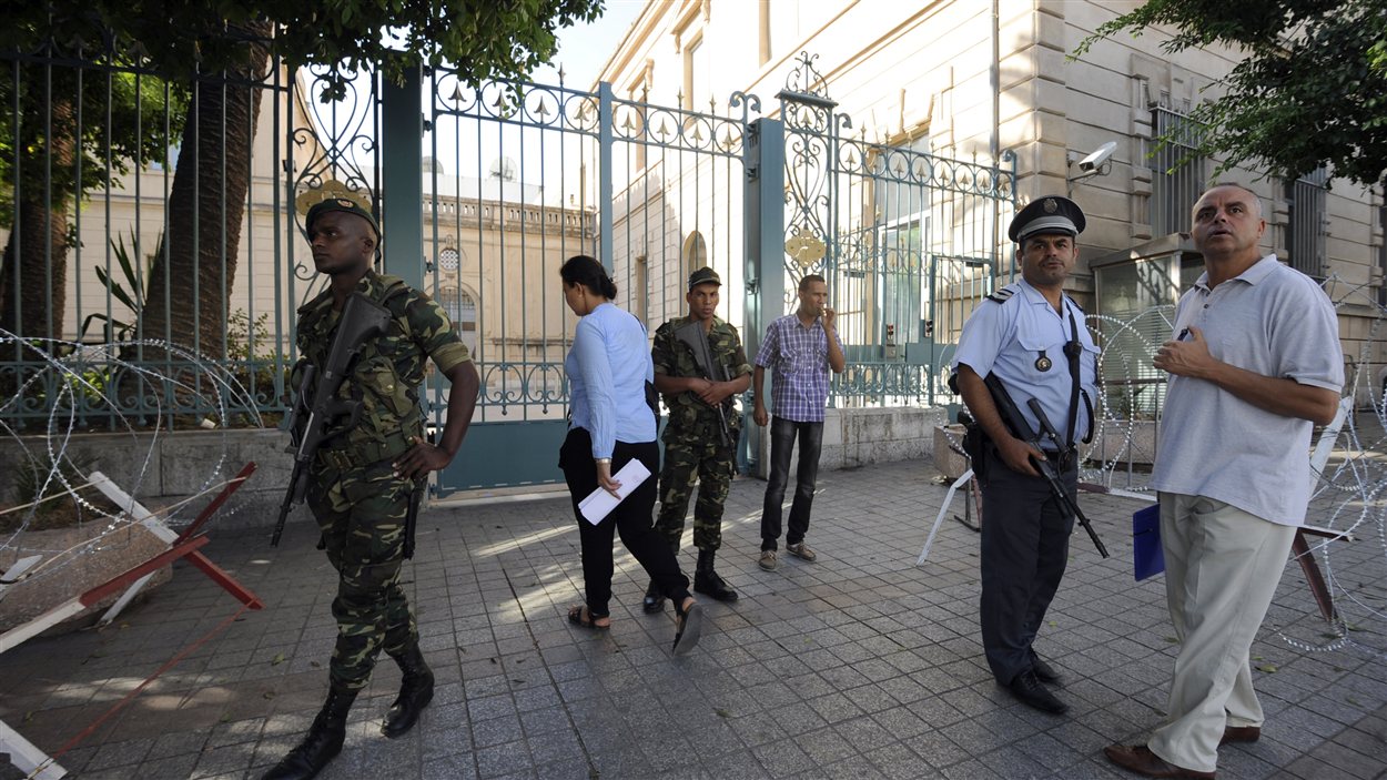La police et des soldats tunisiens devant l'ambassade française à Tunis, le 20 septembre 2012