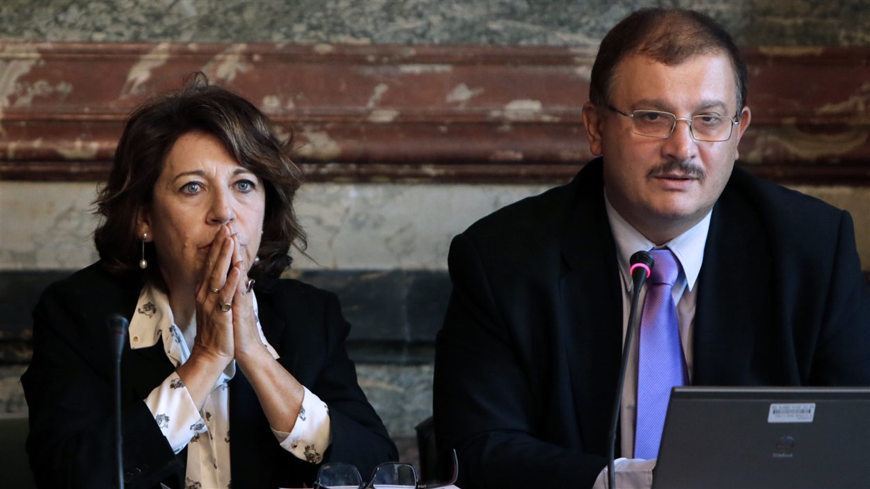 Le Pr Gilles-Eric Seralini (D) expliquent les résultats de la recherche jeudi, au lendemain de leur publication. Il est accompagné de Corinne Lepage, membre française du parlement européen.