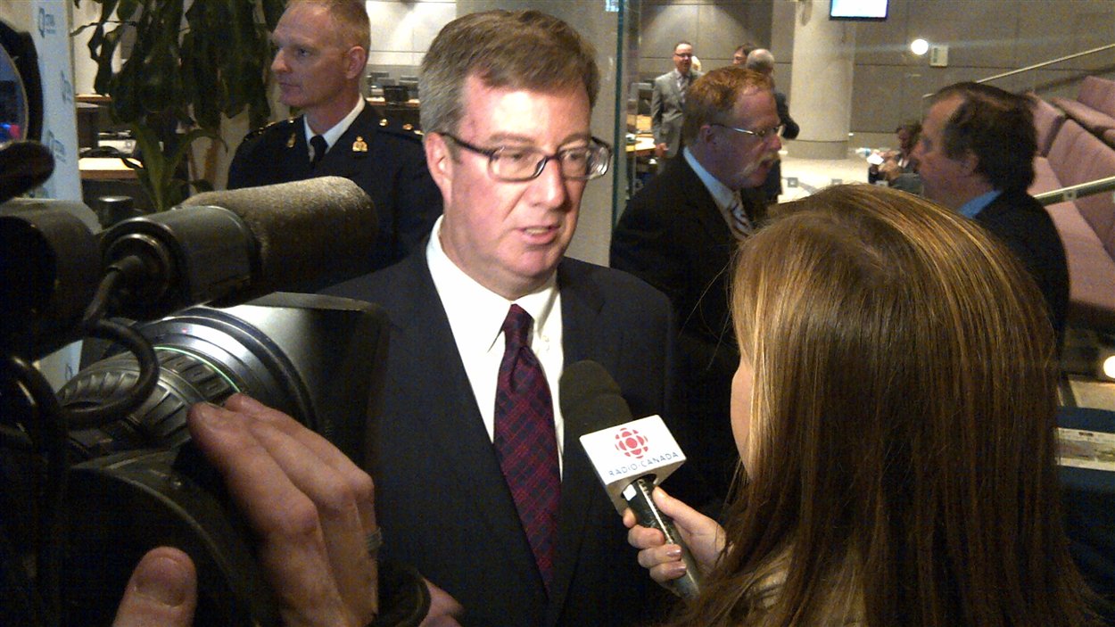 Le maire d'Ottawa, Jim Watson, en entrevue avec une journaliste de Radio-Canada. 