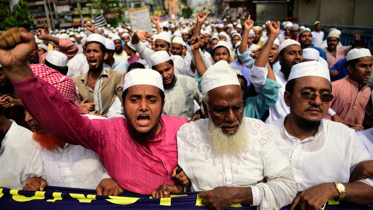 Des manifestants en colère dans les rues de Dhaka, au Bengladesh.