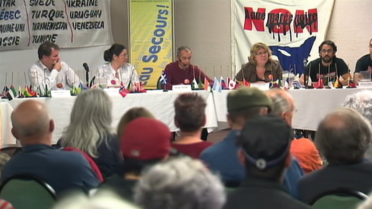 Des opposants à l'exploitation du gaz de schiste réunis à Drummondville.