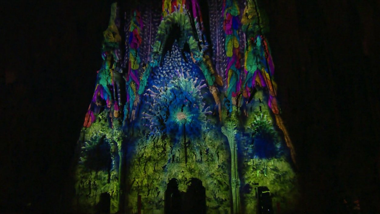 La Sagrada Familia lors du spectacle créé par Moment Factory le 22 septembre, à Barcelone.