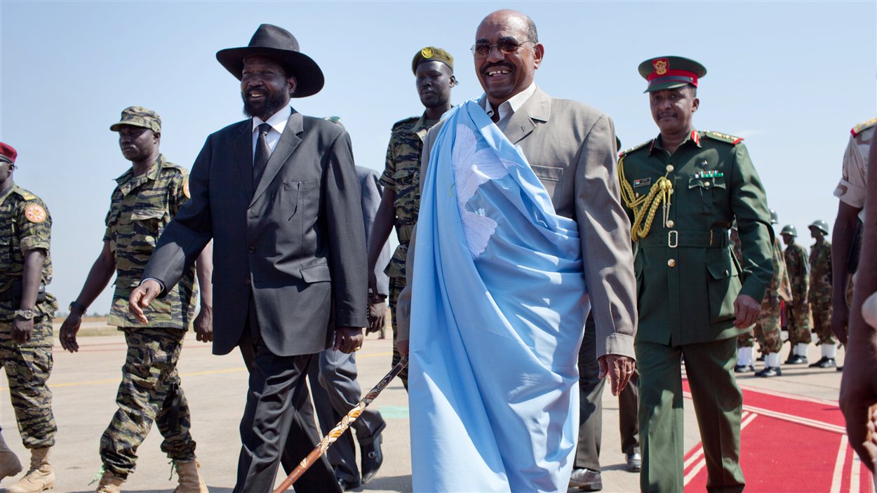 Le président du Soudan, Omar El-Béchir, et son homologue du Soudan du Sud, Salva Kiir (archives)