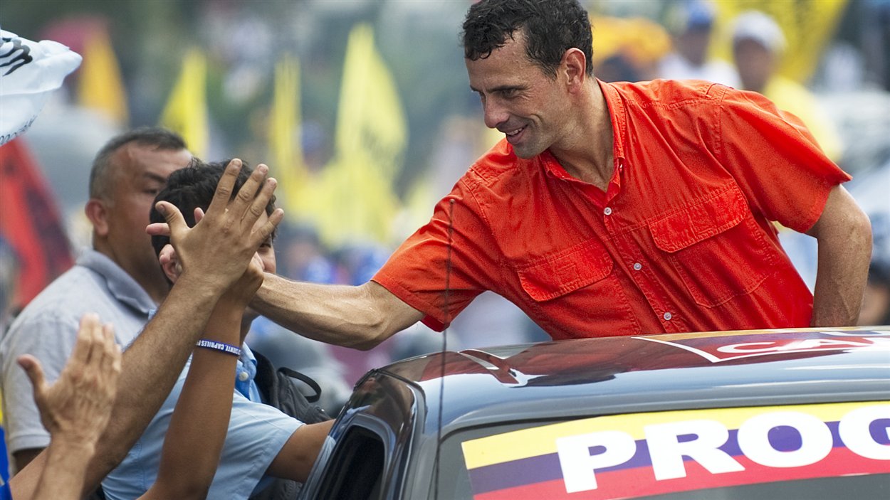 Le candidat de l’opposition, Henrique Capriles, salue ses partisans à Petare, le 16 septembre 2012.