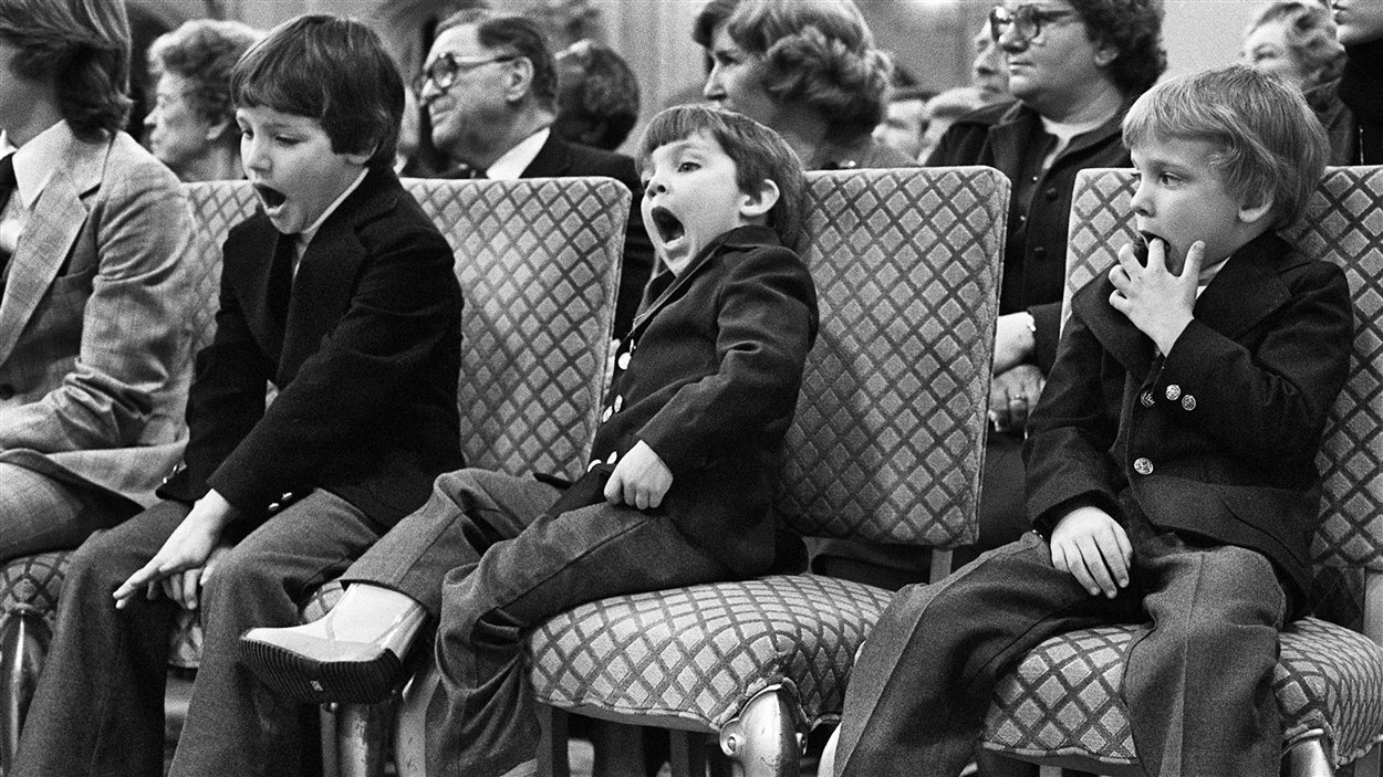 Justin, Michel et Alexandre Trudeau accompagnent leur père, Pierre-Elliott Trudeau, lors de sa cérémonie d’assermentation comme premier ministre du Canada, le 3 mars 1980.