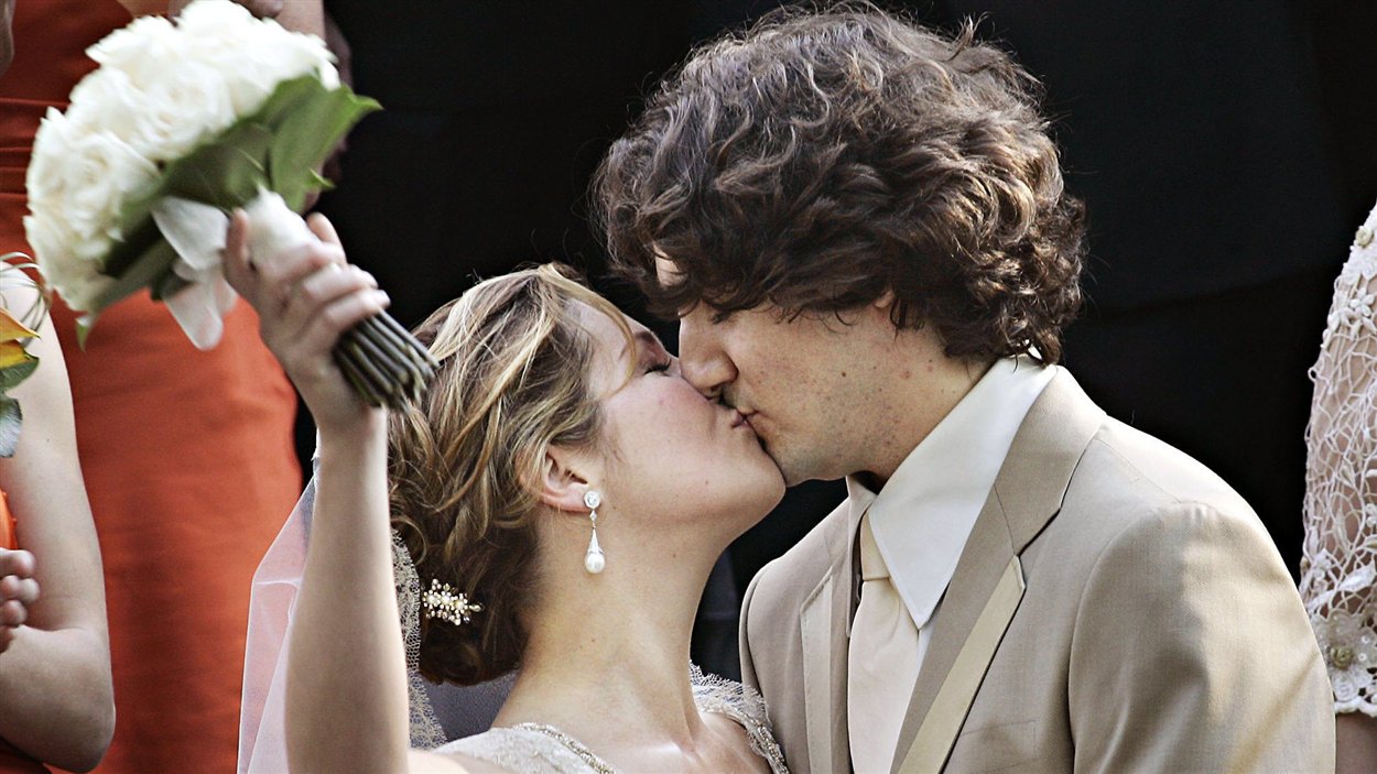Justin Trudeau embrasse sa femme, Sophie Grégoire, après leur cérémonie de mariage à l’église Sainte-Madeleine, à Outremont, le 28 mai 2005.