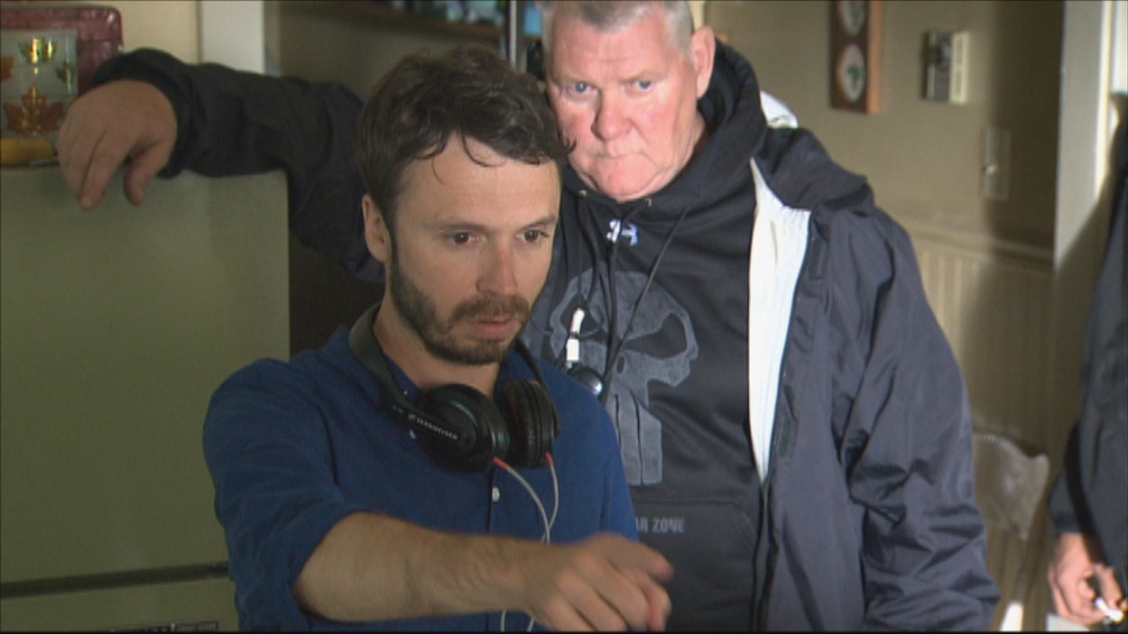 Le réalisateur Sébastien Pilote donne ses instructions à l'équipe de tournage.