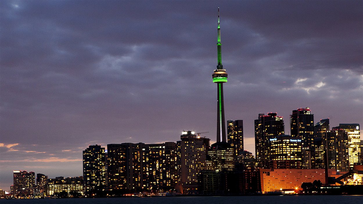 La Tour CN était illuminée en vert le 25 septembre, pour la journée des Franco-Ontariens.