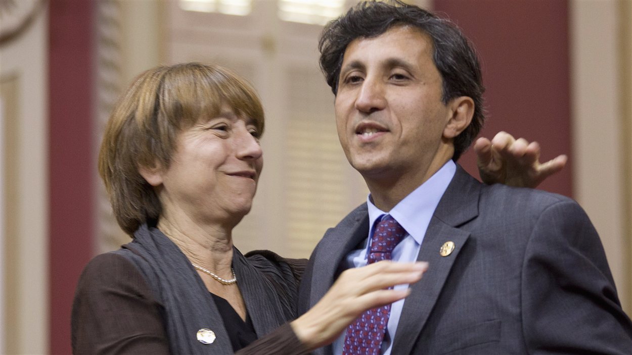 Les députés de Québec solidaire Amir Khadir et Françoise David se félicitent après avoir été assermentés à l'Assemblée nationale, à Québec.