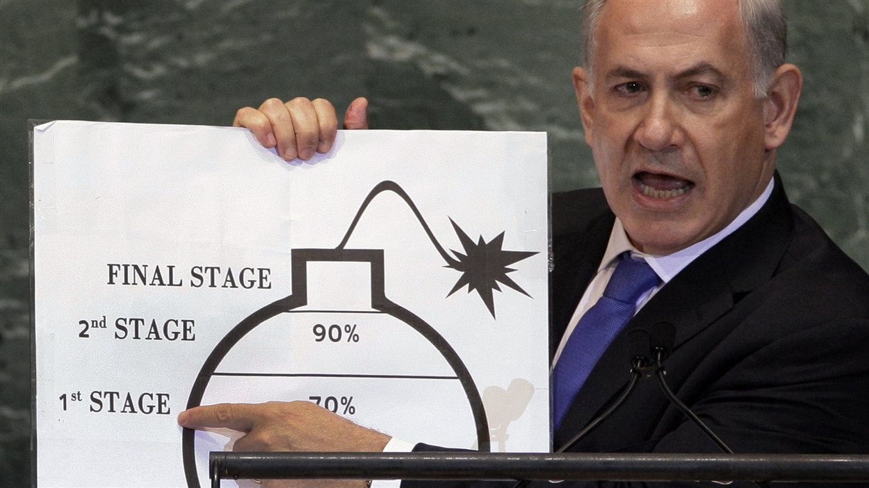 À l'aide d'un graphique, le premier ministre israélien Benjamin Netanyahou démontre où doit être tracée la ligne rouge, devant l'Assemblée générale à New York.