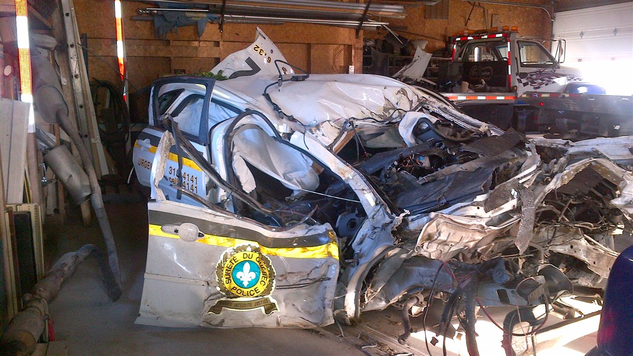 La voiture de la Sûreté du Québec dans laquelle prenait place la policière.