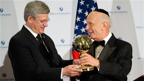 Le premier ministre canadien Stephen Harper reçoit le prix d'« Homme d'État de l'année » des mains du rabbin Arthur Schneier, président de la fondation Appeal of Conscience, à New York.