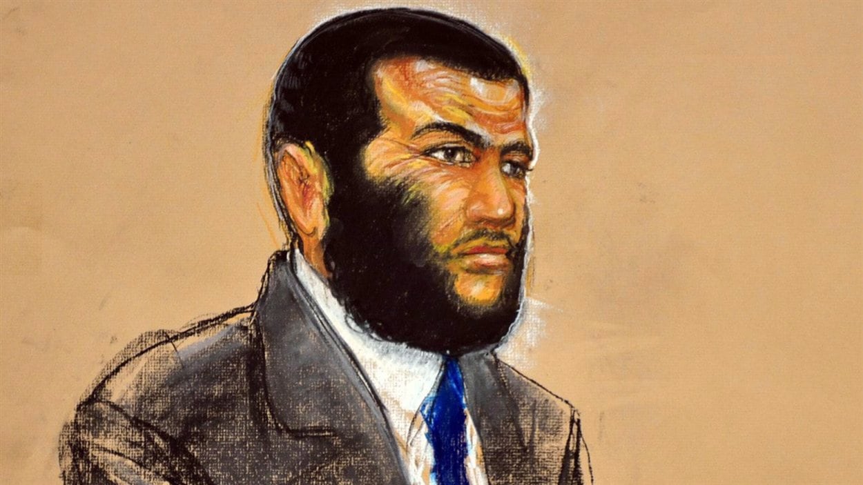 26 octobre 2010 : Omar Khadr écoute le témoignage du Dr Wellner lors d'une commission sur les crimes de guerre, à Guantanamo Bay.