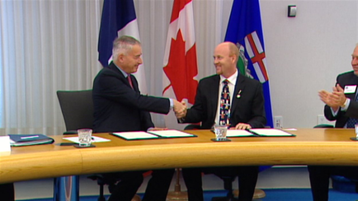 L'ambassadeur de la France au Canada, Philippe Zeller, et le ministre albertain de l'Éducation, Jeff Johnson