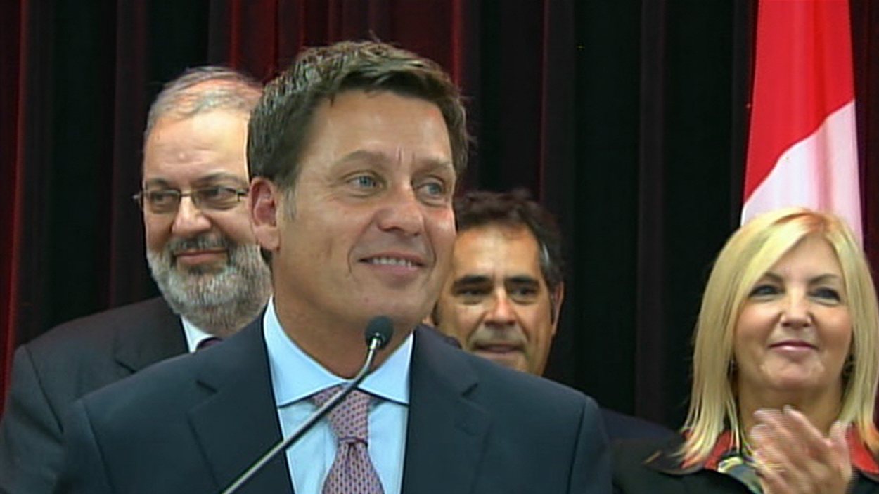 Pierre Moreau entouré de Pierre Arcand, Gilles Ouimet et de Maryse Gaudreault.