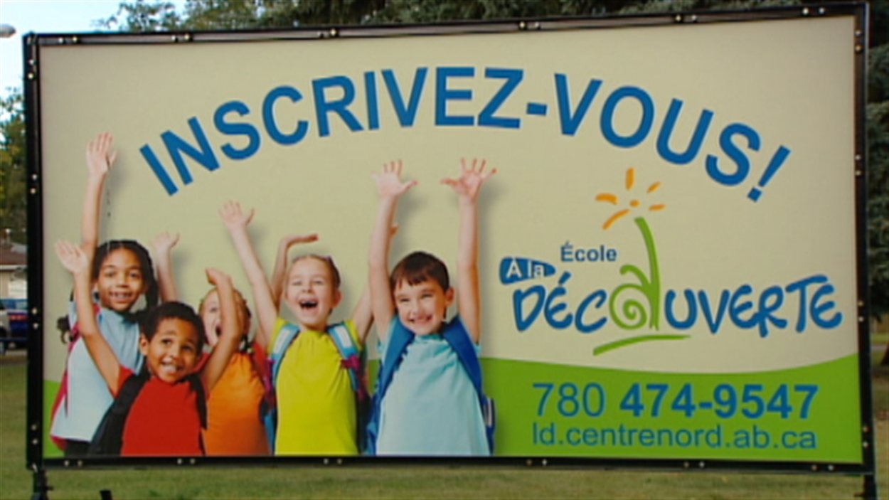 Une pancarte qui fait la publicité de l'école francophone À la découverte à Edmonton