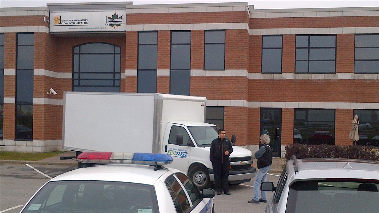 Les enquêteurs de Revenu Québec appuyés de la police de Laval ont visité mercredi matin les locaux des firmes Simard-Beaudry ey Louisbourg, à Laval.
