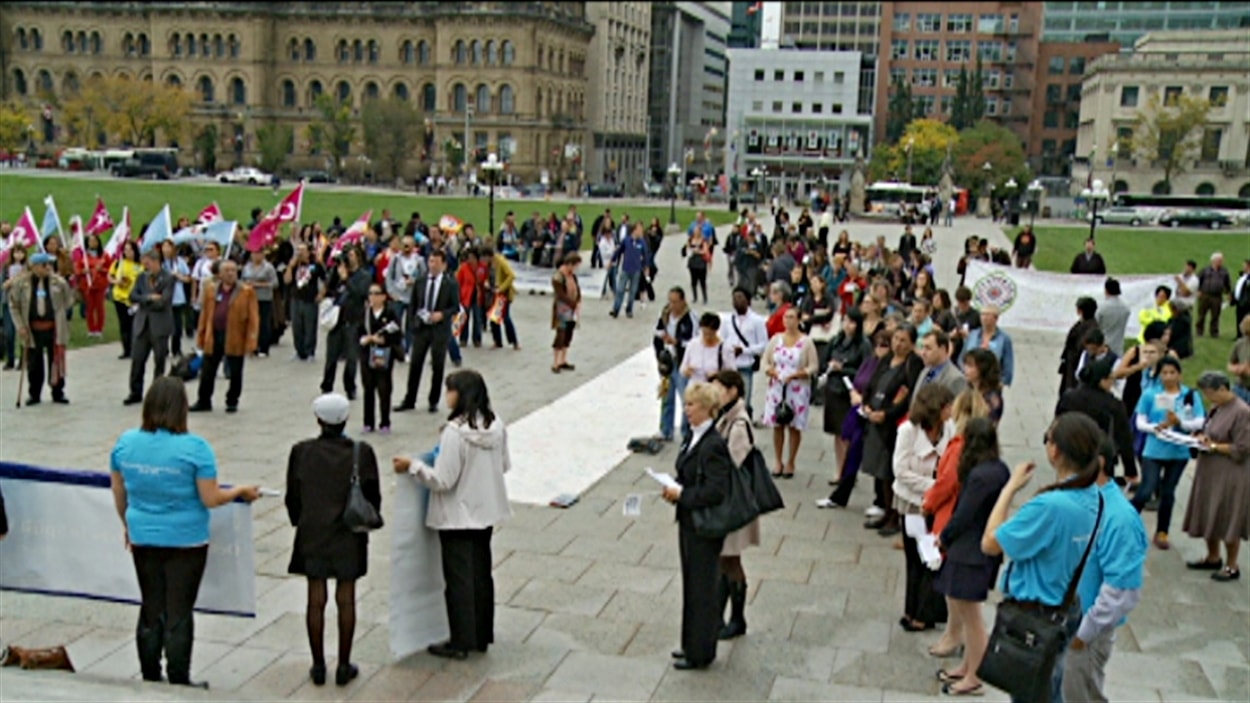 Des personnes ont rendu hommage, devant le Parlement, aux femmes autochtones disparues ou assassinées.