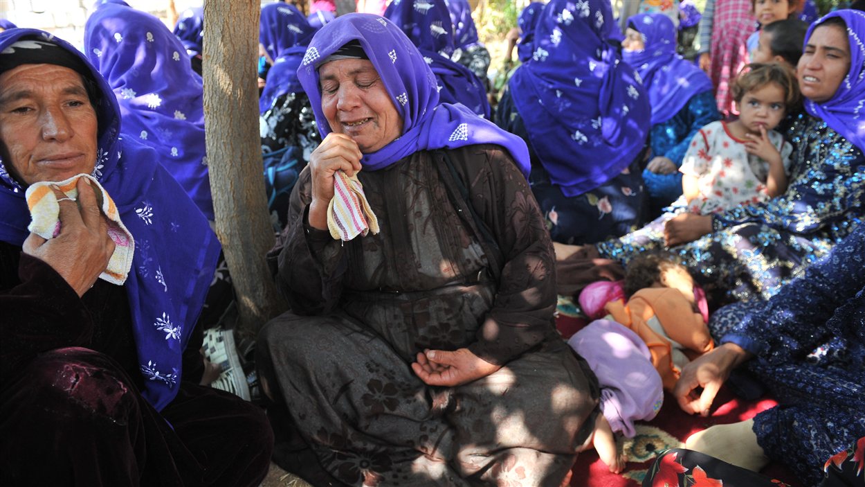 Des femmes pleurent les victimes d'Akçakale