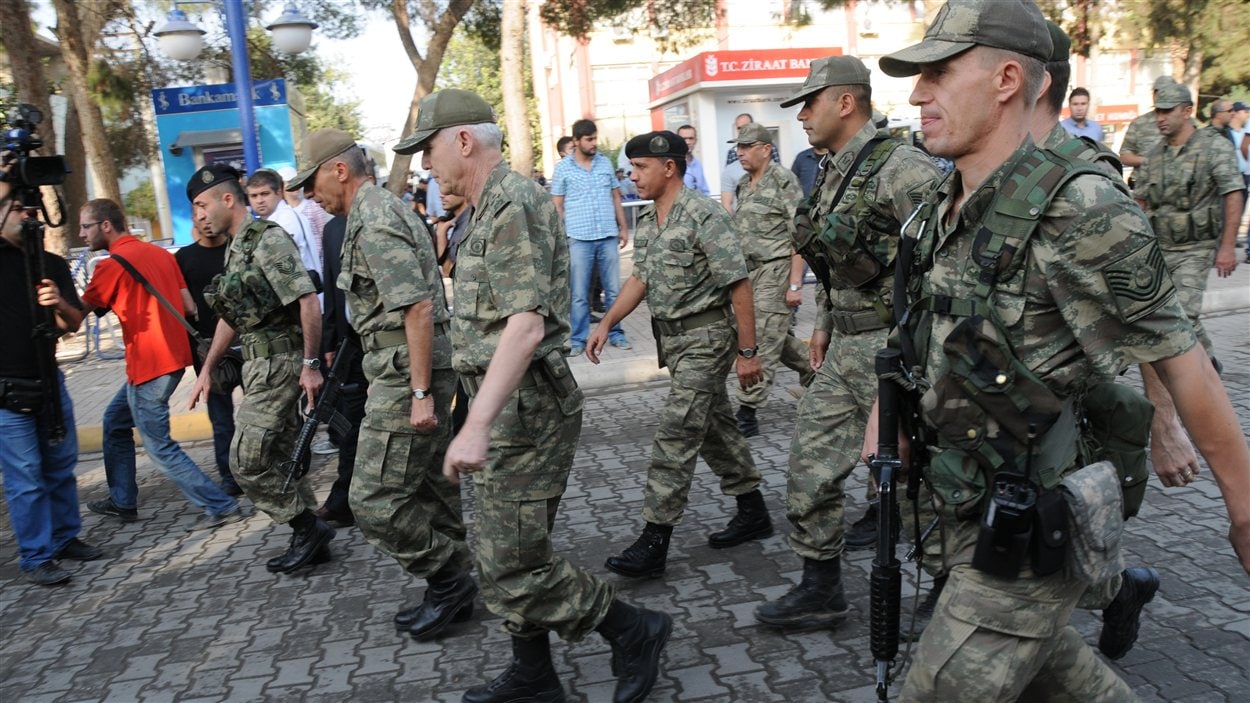 Des militaires se rendent aux funérailles des victimes du village d'Akçakale