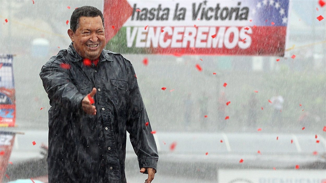 Le président Hugo Chavez sous la pluie à Caracas, le 4 octobre.