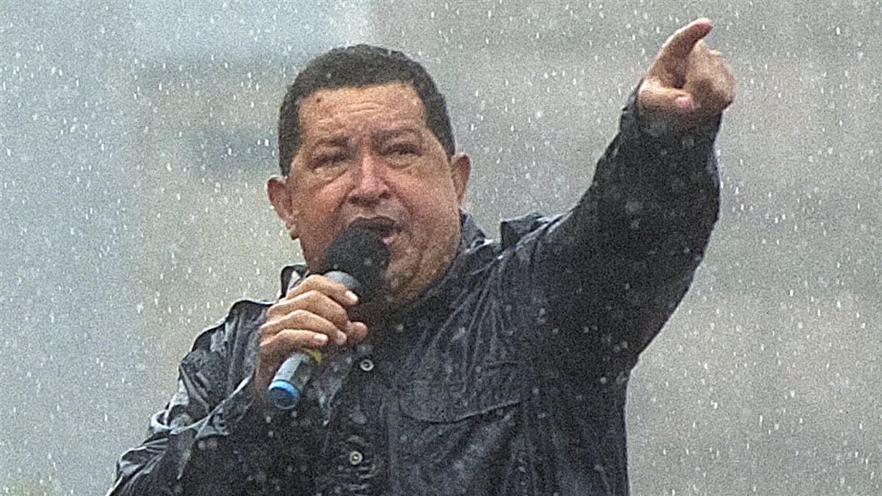 Sous la pluie, Hugo Chavez a mobilisé ses partisans lors de son dernier rassemblement de la campagne vénézuélienne.