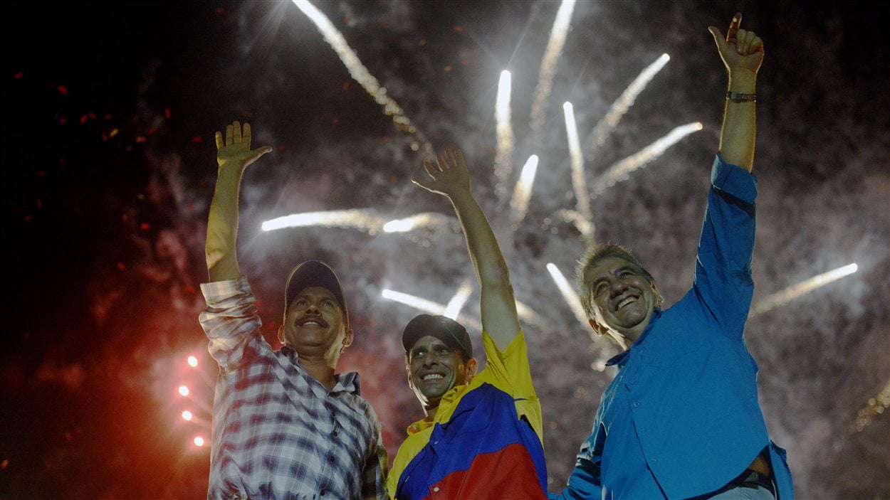 Henrique Capriles entouré par deux de ses partisans, le 4 octobre 2012, lors du dernier rassemblement de la campagne du leader de l'opposition vénézuélienne.
